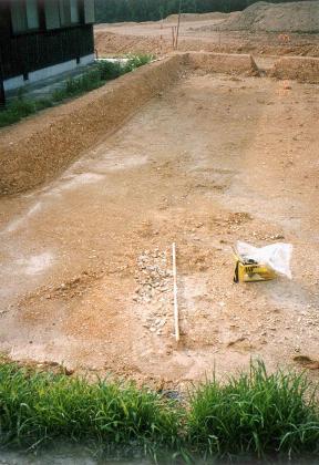平成8年に見つかった礫敷（れきじ）き暗渠（あんきょ）排水溝の一部（南から）